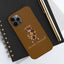 Estuche marrón con osito de pie Estuches resistentes para teléfonos Mate